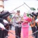Kapolres Langsa, AKBP Andy Rahmansyah SIK. SH. MH bersama istri Ny Andy Rahmansyah saat disambut pedang pora di Mapolres Langsa, Rabu (10/1). Waspada/dede
