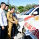 Pj Wali Kota Banda Aceh, Amiruddin, didampingi wakil ketua dan sejumlah anggota DPRK memotong pita tanda penyerahan lima ambulans untuk lima BKM di Banda Aceh. (Waspada/Zafrullah)