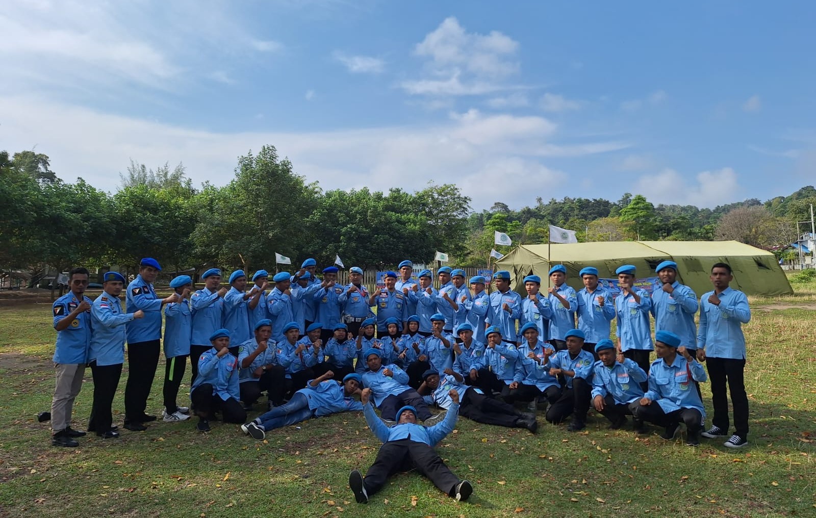 Peserta yang dinyatakan lulus Diklatsar Brigmasnas berfoto usai penutupan di Anoi Itam, Kec. Sukakarya, Kota Sabang, Minggu (21/1). Waspada/H. Muhammad Ishak