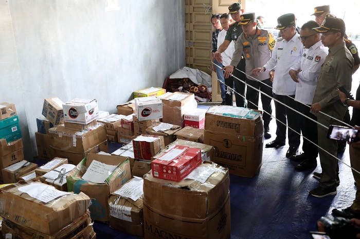 Forkopimda Banda Aceh melakukan pengecekan gudang logistik dan pelipatan surat suara pemilu 2024 di Banda Aceh, Rabu (10/01/24). (Waspada/T.Mansursyah)