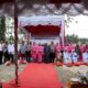 Kapolres Padang Lawas, AKBP Diari Astetika, S.IK santuni ibu-ibu jompo dan warakauri saat melakukan kunjungan kerja ke Mapolsek Barumun Tengah, Rabu (31/1). Waspada/Ist