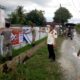 Tim Satpol PP Kota Langsa saat menertibkan dan menurunkan sejumlah APK yang dipasang ditempat yang terlarang dalam wilayah Kota Langsa, Rabu (10/1). Waspada/Rapian.