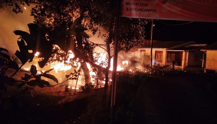 Dua Rumah Warga Ludes Terbakar