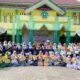 Kepala Kankemenag Aceh Timur, H Salamina, S.Ag, MA, berfoto dengan pejabat, kepala madrasah, kepala KUA, guru dan siswa berprestasi usai Peringatan HAB ke-78 Tahun 2023 di halaman Kantor Kemenag Aceh Timur di Idi, Rabu (3/1). Waspada/H Muhammad Ishak