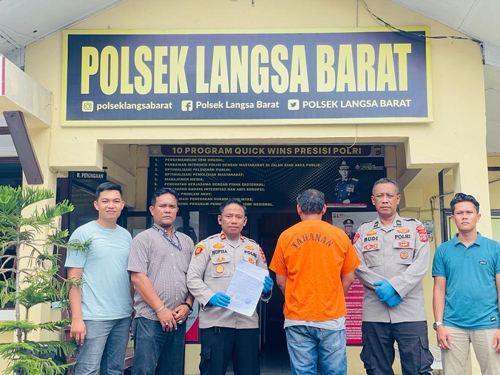 Kapolsek Langsa Barat IPTU Hufiza Fahmi, SH. MH saat mengamankan pelaku penggelapan sapi bantuan di Mapolsek setempat, Kamis (11/1). Waspada/dede