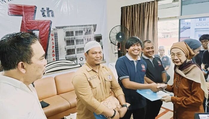 Edward Limbong Raih Penghargaan Wartawan Waspada Berdedikasi Tinggi 2023 Sumut