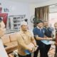 Pemimpin Umum Harian Waspada dr. Hj. Rayati Safrin, MM, MBA, saat menyerahkan piagam penghargaan kepada Edward Limbong.(Waspada/ist).