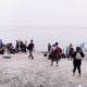 Puluhan PMI Ilegal dari berbagai wilayah di Indonesia saat terdampar di perairan Kuala Putri Desa Kuala Lama, Kec.Pantai Cermin Kab.Sergai, Rabu (10/1) kemarin, dengan susah payah menuju bibir pantai. (Waspada/Ist).