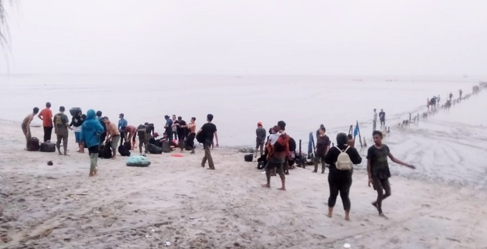 Puluhan PMI Ilegal dari berbagai wilayah di Indonesia saat terdampar di perairan Kuala Putri Desa Kuala Lama, Kec.Pantai Cermin Kab.Sergai, Rabu (10/1) kemarin, dengan susah payah menuju bibir pantai. (Waspada/Ist).