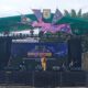 Salah seorang peserta festival dangdut saat beraksi di panggung utama lapangan Alun-alun Kab.Sergai, lokasi pusat kegiatan gebyar Hari Jadi Ke-20 Kab.Sergai, Rabu (3/1) di Dusun 1 Desa Firdaus Kec.Sei Rampah. (Waspada/Edi Saputra)
