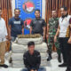 Barang bukti dan tersangka diserahkan ke Polres Aceh Timur oleh Pasi Intel Kodim 0104/Atim Kapten Chb Ropingi Akhir Saputro yang diterima Kasat Narkoba Polres Aceh Timur Iptu Yudha Prasatya, S.H, Jumat (12/1). Waspada/ist