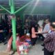 Kepala Dinas Sosial Armia, didampingi Kepala BPBD Kota Langsa, Nursal Syahputra, saat menyerahkan bantuan kepada Erianto, korban musibah kebakaran di Lorong Amaliah tepatnya di belakang Lapas Gampong Jawa, Kecamatan Langsa Kota, Jumat (12/1). Waspada/Rapian