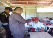 Kajari Gunungsitoli Temui  Siswa SD Di Daerah Sangat Tertinggal