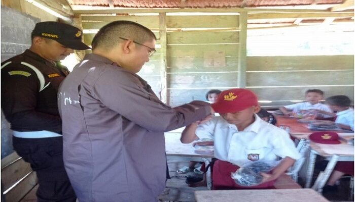 Kajari Gunungsitoli Temui  Siswa SD Di Daerah Sangat Tertinggal