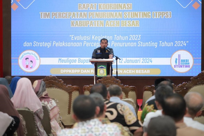 Penjabat Bupati Aceh Besar Muhammad Iswanto membuka Rapat Koordinasi Tim Percepatan Penurunan Stunting Kabupaten Aceh Besar tahun 2024 di Meuligo Bupati Aceh Besar, Jumat (12/1). (Waspada/Ist)