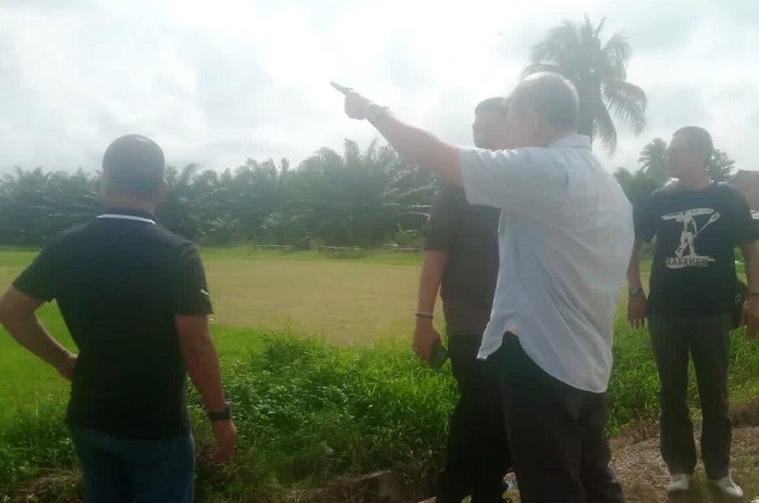 Direktur Eksekutif LembAHtari, Sayed Zainal saat mendampingi tim Kejati Aceh terkait laporan enclave HGU PT Rapala untuk kepentingan umum di Kecamatan Bendahara, Kabupaten Aceh Tamiang.Waspada/ist