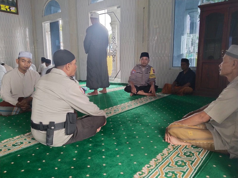 Polsek Padang Tualang gelar giat program Jumat Curhat yang  dilaksanakan Wakapolsek AKP Surasdianto dan personel Bhabinkamtibmas , Jumat (12/01/2024). Waspada/Ist