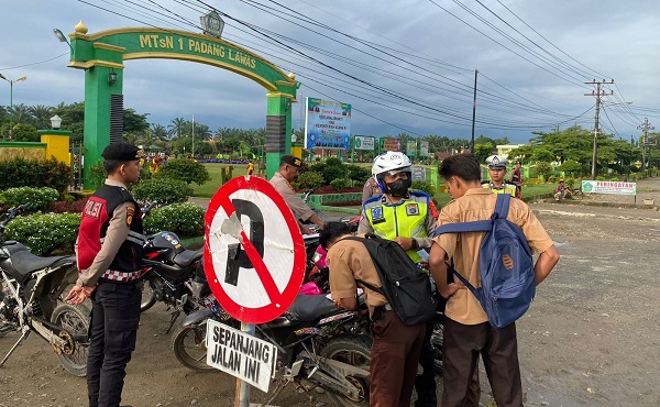 Polres Palas melakukan razia penertiban knalpot brong, puluhan kenderaan sepeda motor terjaring dan diamankan ke Mapolres Palas. (Waspada/Idaham Butar Butar)
