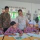 Kadisdikbud Aceh Besar, Bahrul Jamil melihat proses belajar SD saat melakukan kunjungan Saweu Sikula Kecamatan Pulo Aceh, Kamis (11/1). (Waspada/Ist)