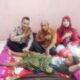 Berfoto salam presisi Aiptu Joni Hasibuan bersama orang tua anak yang mendapat sunatan secara gratis. (Waspada/Edward Limbong)