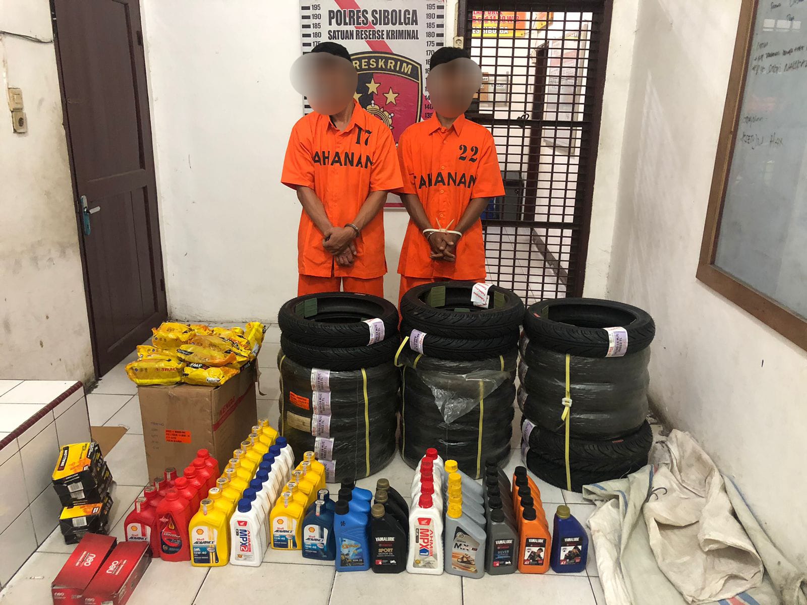 Dua orang terduga pelaku pembongkaran bengkel Hafis Motor di Jalan R. Suprapto, Kelurahan Pancuran Gerobak, Kecamatan Sibolga Kota, Kota Sibolga di amankan Tim Opsnal Sat Reskrim Polres Sibolga, Minggu (21/1). Waspada/ist