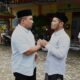 Pj Bupati Aceh Besar, Muhammad Iswanto disambut Pimpinan Pondok Pesantren Babul Magfirah, Ustaz Masrul Aidi saat tiba di Pondok Pesantren Babul Magfirah yang terbakar di Gampong (desa) Cot Keueng, Kecamatan Kuta Baro, Aceh Besar, Sabtu (27/1). (Waspada/Ist)