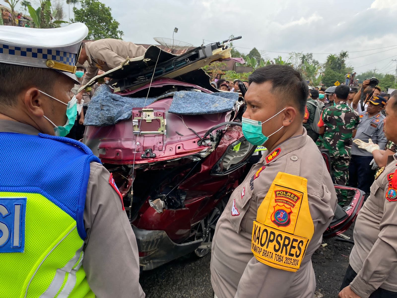 Kapolres Pimpin Evakuasi Korban Tabrakan Maut Di Jalan P.Siantar - Raya