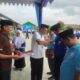 Kakankemenag Kota Langsa, H Fadhli SAg, didampingi Kasubbag Kemenag Kota Langsa, Jafar, S.Sos.I saat penyematan pin dan penyerahan Satya Lancana Karyasatya kepada para ASN Kemenag Kota Langsa pada peringatan HAB ke-78, di halaman MTsN I Langsa, Rabu (3/1). Waspada/Rapian