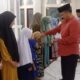 Pj Bupati Aceh Tamiang, Drs Asra saat menyerahkan santunan anak yatim yang dilaksanakan di Mesjid Kampung Sapta Marga, Kec Manyak Payed, Selasa (2/1) malam. Waspada/Yusri