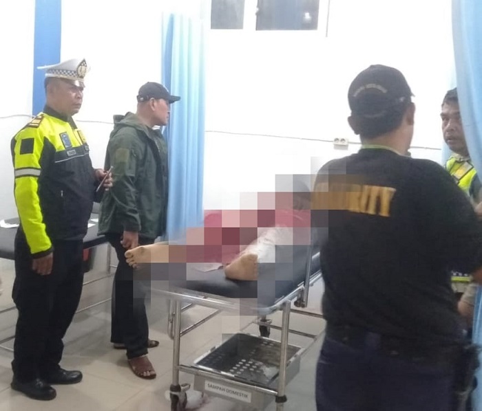 Kapolres Padangsidimpuan AKBP Dudung Setyawan dan Kasat Lantas AKP Junaidi meninjau kondisi korban di RSUD. (Waspada/Ist)