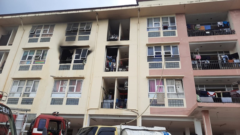 Satu unit kamar di rumah susun sewa (Rusunawa) di Gampong (desa) Lampulo, Kecamatan Kuta Alam, Kota Banda Aceh, terbakar, Rabu (3/1) siang. (Waspada/Ist)