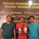 PM, 47, (tengah) warga Lumban Lintong, Desa Siantar Tonga-tonga II, Kecamatan Siantar Namuronda, Kabupaten Toba, terduga pelaku pencurian diamankan di Polres Taput, Senin (22/1). Waspada/ist