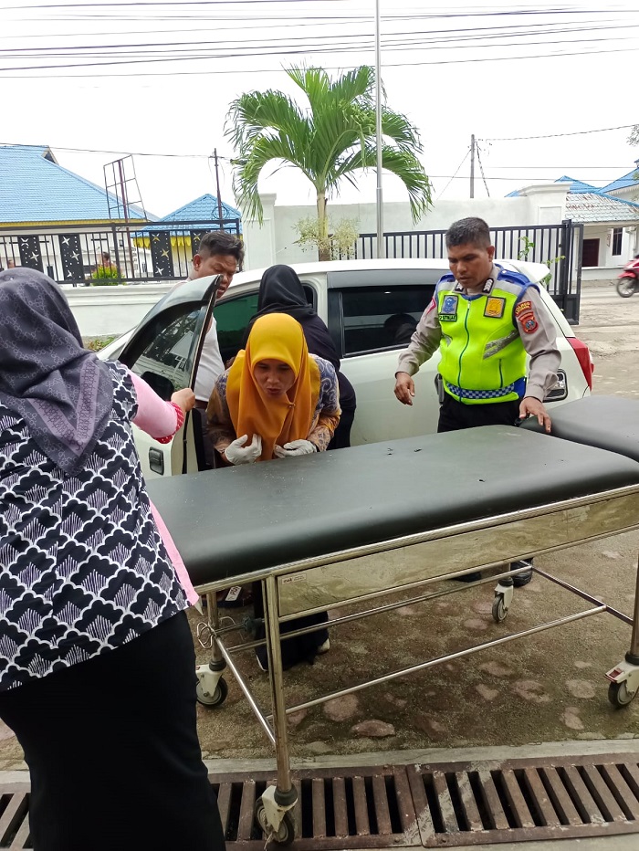 Polantas Polres Batubara membantu penumpang yang melahirkan. (Waspada/Ist)