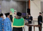 Pj Wali Kota Banda Aceh, Amiruddin, saat mengambil sumpah para kepala sekolah yang dilantik. (Waspada/Zafrullah)