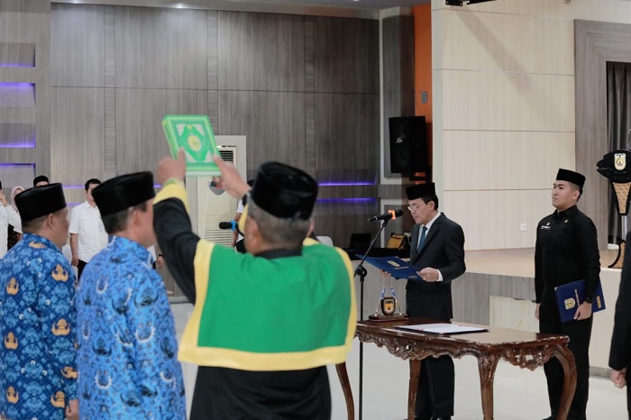 Pj Wali Kota Banda Aceh, Amiruddin, saat mengambil sumpah para kepala sekolah yang dilantik. (Waspada/Zafrullah)