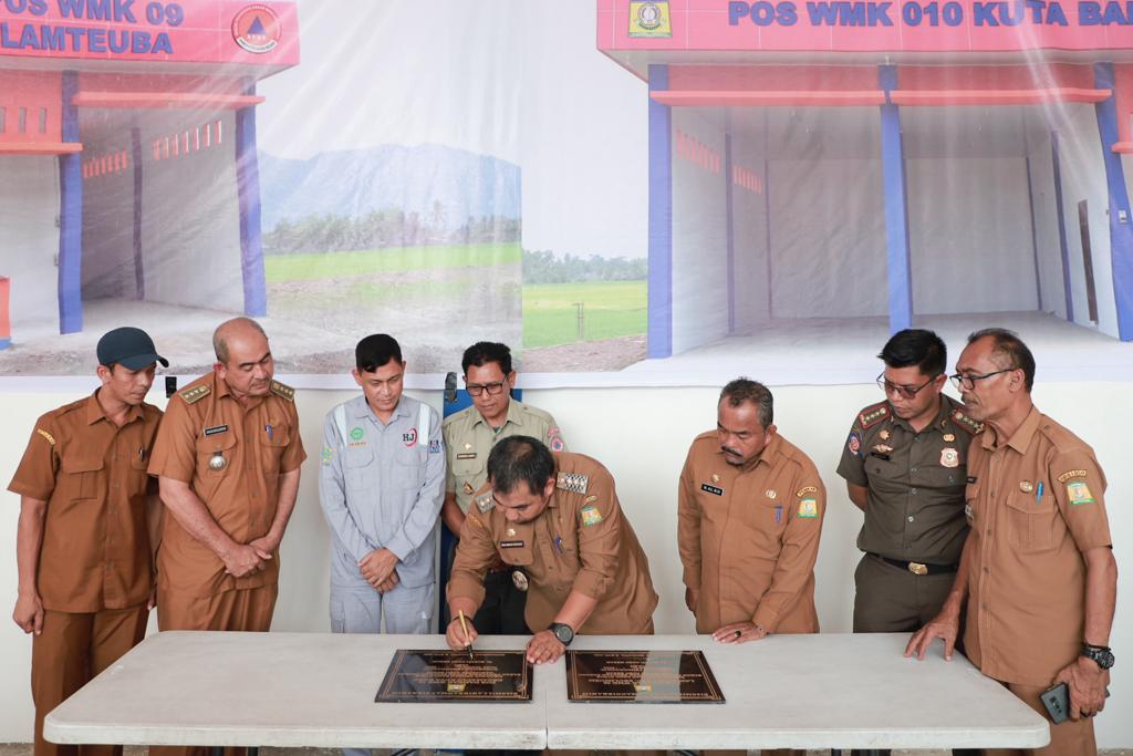 Pj Bupati Aceh Besar Muhammad Iswanto didampingi Asisten ll Sekdakab Aceh Besar M Ali dan Kalaksa BPBD Aceh Besar Ridwan Jamil, dan kepala OPD terkait melakukan peresmian dan penandatanganan prasasti Pos Damkar WMK 09 Lamteuba dan 010 Kuta Baro BPBD Kabupaten Aceh Besar, Kuta Baro, Senin, (22/1). (Waspada/Ist)