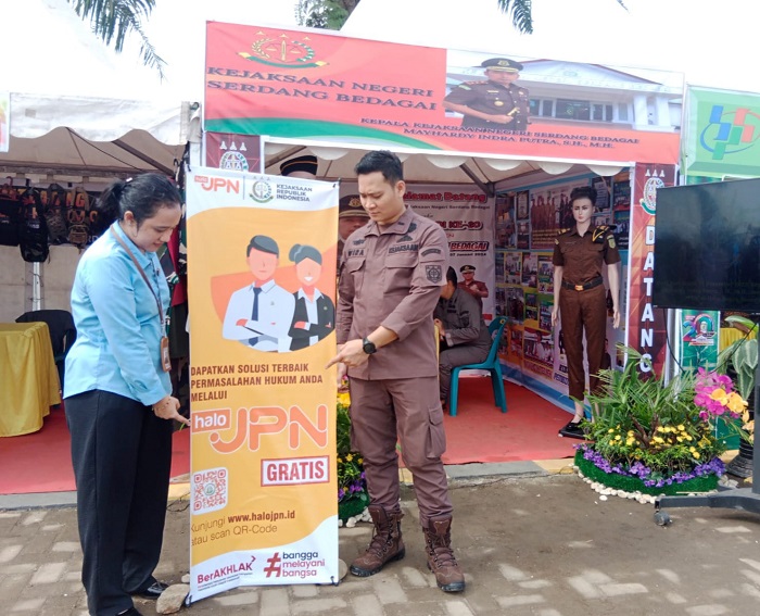 Stand Kejari Serdang Bedagai dengan menyiagakan program Halo JPN di lapangan alun-alun Sergai di Desa Firdaus Kec.Sei Rampah, Kamis (4/1) Waspada/Ist.
