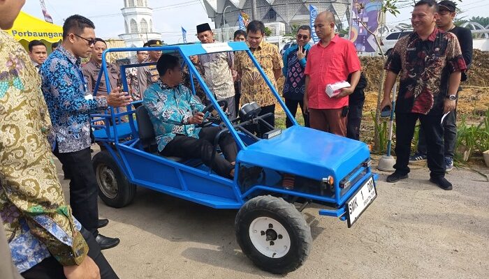 Darma Wijaya Test Drive Mobil Listrik SMKN 1 Dolokmasihul