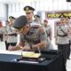 Kapolres Simalungun yang baru, AKBP Choky Sentosa S. Meliala, menandatangani berita acara sertijab disaksikan Kapoldasu Irjen Pol Agung Setya Imam Efendi, di Aula Tribarta Polda Sumatera Utara, Jln.SM. Raja, Medan, Kamis (4/1/2024).(Waspada/ist).