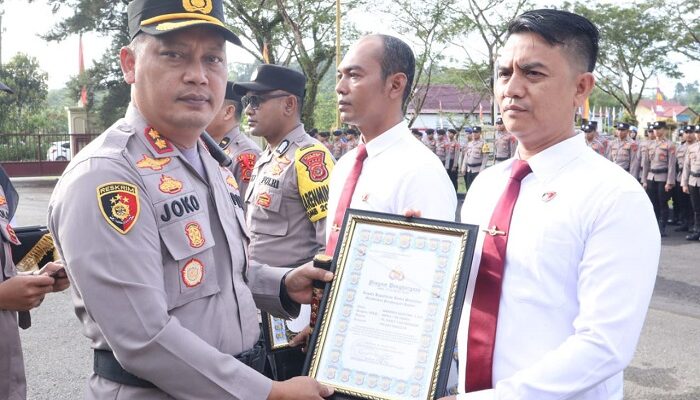 Kapolres Simeulue Beri Penghargaan Personel Berprestasi