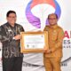 Pj. Wali Kota Padangsidimpuan Dr. H. Letnan Dalimunthe, M.Kes, menerima piagam penghargaan predikat zona hijau pelayanan publik di Padangsidimpuan dari Ombudsman RI, Selasa (23/1). Waspada/ist