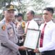 Kapolres Simeulue AKBP Sujoko menyerahkan penghargaan kepada Kanit Tipikor Sat Reskrim Simeulue, Kamis (4/1) Waspada/Ist.