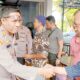 Kapolres Pidie AKBP Imam Asfali bersalaman dengan masyarakat dan para Caleg asal Kecamatan Simpang Tiga, setelah mengikuti acara Coffee Talk, Kamis (5/1) Waspada/Muhammad Riza