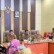 Sekda Sulaimi didampingi Kepala Dinas Kesehatan Aceh Besar Anita membuka Orientasi Tuberkulosis Anak Bagi Tenaga Pendidik yang dilaksanakan di Aula Sanusi Wahab, Kota Jantho, Selasa (23/1). (Waspada/Ist)