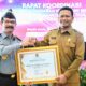 Staf Ahli Pemkab Aceh Besar, Ir Makmun MT menerima Piagam Penghargaan dari Kemenkumham Aceh, Dr. Drs. Meurah Budiman, S.H., M.H dalam acara Rakor dan Penendatangan Komitmen Bersama Pembangunan Zona Integritas Tahun 2024 di Hotel Grand Nanggroe, Banda Aceh, Selasa (23/01/2024). (Waspada/Ist)