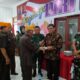 BUPATI Deliserdang HM Ali Yusuf Siregar didampingi Kasdim 0204/DS Mayor CZi TM Panjaitan dan lainnya menyerahkan tumpeng kepada Ketua DPC LVRI Deliserdang Soetimin pada syukuran HUT ke 67 LVRI Tahun 2024, Jum’at (5/1). (Waspada/Khairul K Siregar/B