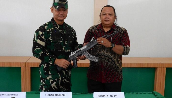 Warga Serahkan Senpi, Granat Dan Amunisi