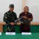Dandim 0117/Aceh Tamiang Letkol Inf Andi Ariyanto S.I.P. memperlihatkan senpi AK 47 yang diserahkan warga ke Kodim setempat, Jumat (5/1). Waspada/Ist