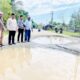 Ketua DPRK Pidie Mahfuddin Ismail didampingi tokoh masyarakat Muara Tiga, saat meninjau buruknya jalan yang mirip kubangan, Minggu (7/1) Waspada/Muhammad Riza