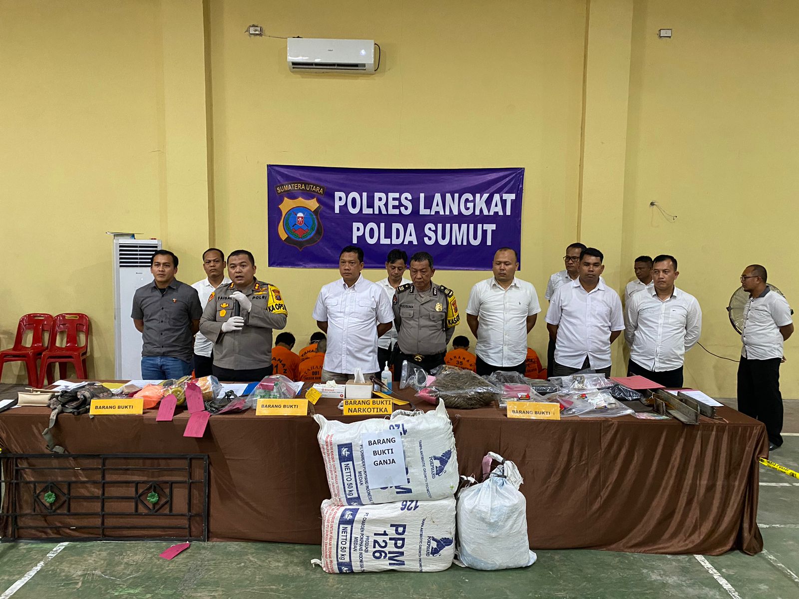 Kapolres Langkat AKBP Faisal Rahmat HS, SIK. SH. MH merilis hasil ungkap kasus selama  Januari 2024 oleh Sat Reskrim dan Sat Res Narkoba serta Unit Reskrim Polsek Jajaran Polres Langkat, Rabu (24/01/2024). Waspada/ist